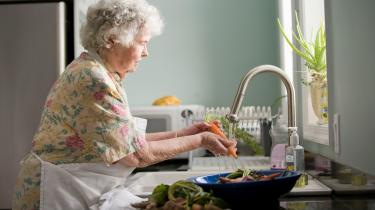 Oudere vrouw aan het koken