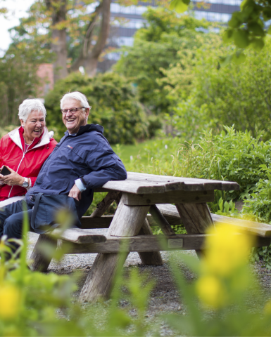 Twee oudere Utrechters op een bankje