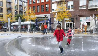 Kinderen spelen in een fontein in de wijk Leidsche Rijn